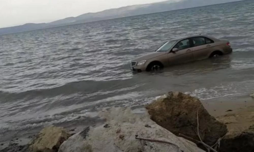 Λέχαιο Κορινθίας: Αυτοκίνητο από το πάρκιν βρέθηκε στη θάλασσα